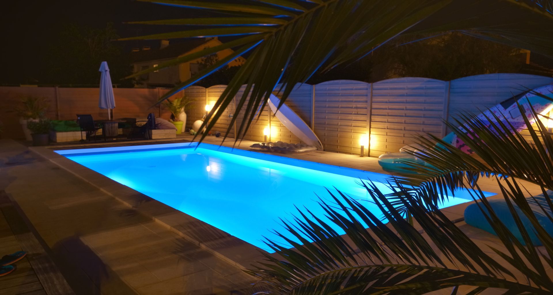 Piscine éclairée de nuit