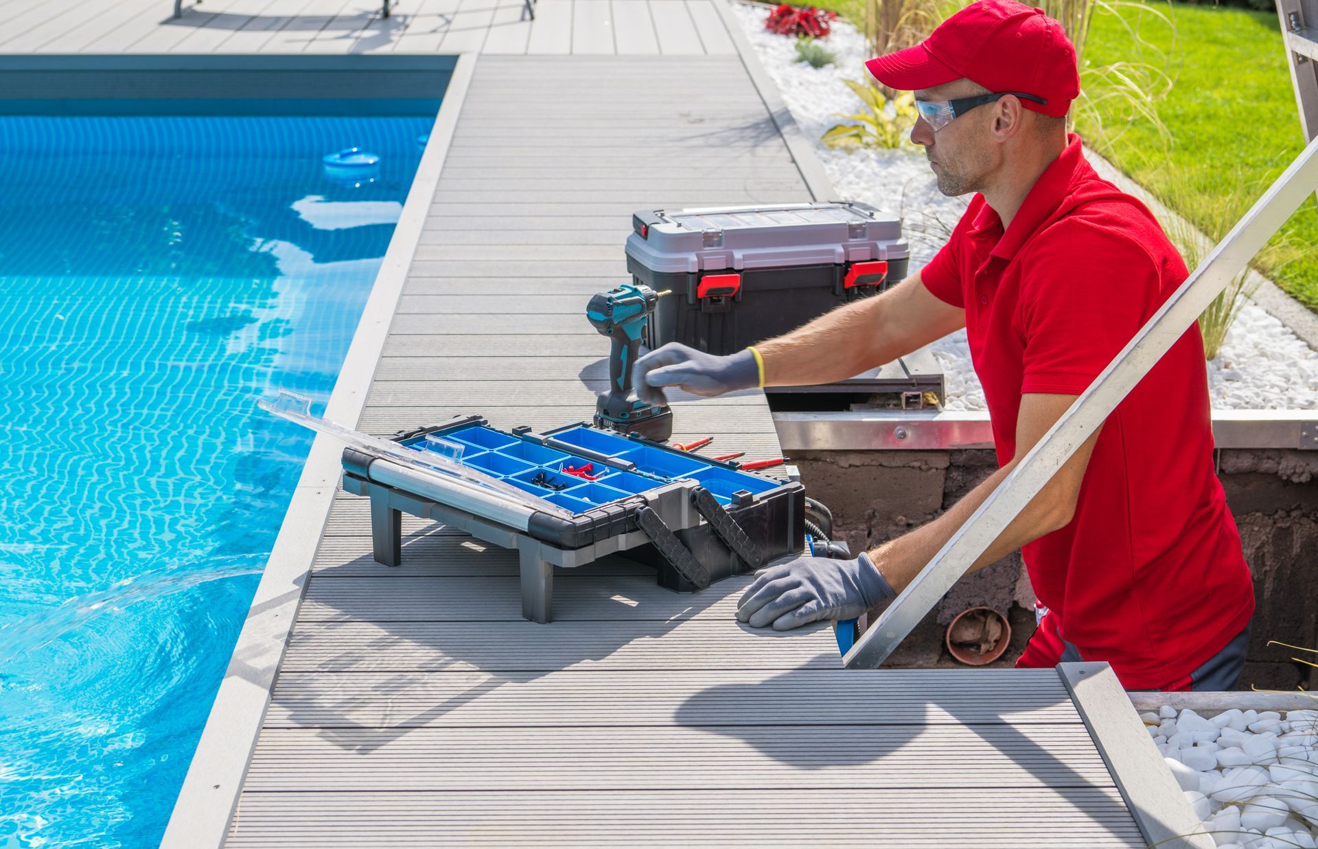 Expert en train de dépanner l'installation de piscine