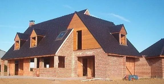 Toiture avec tuiles noires