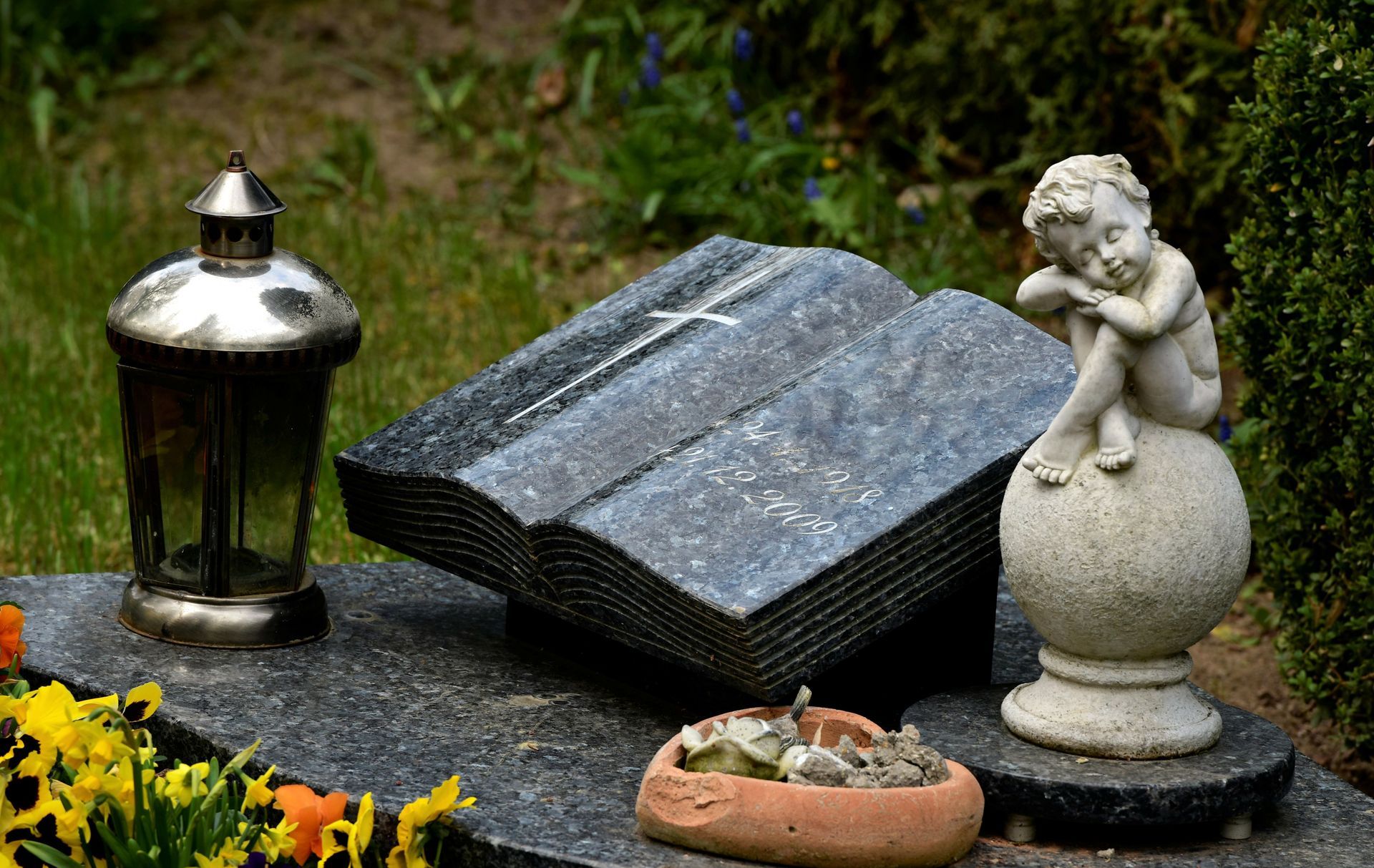 Un monument funéraire en forme de livre