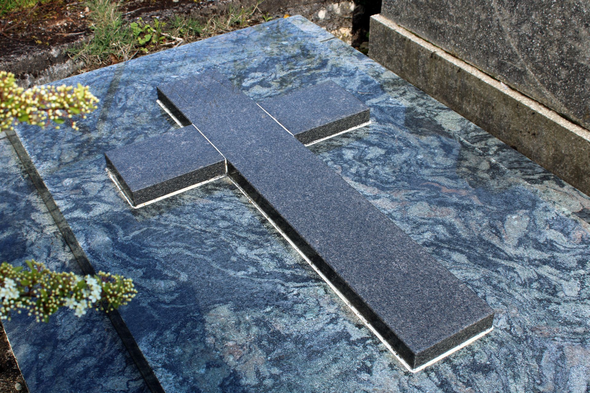 Un monument funéraire avec une croix