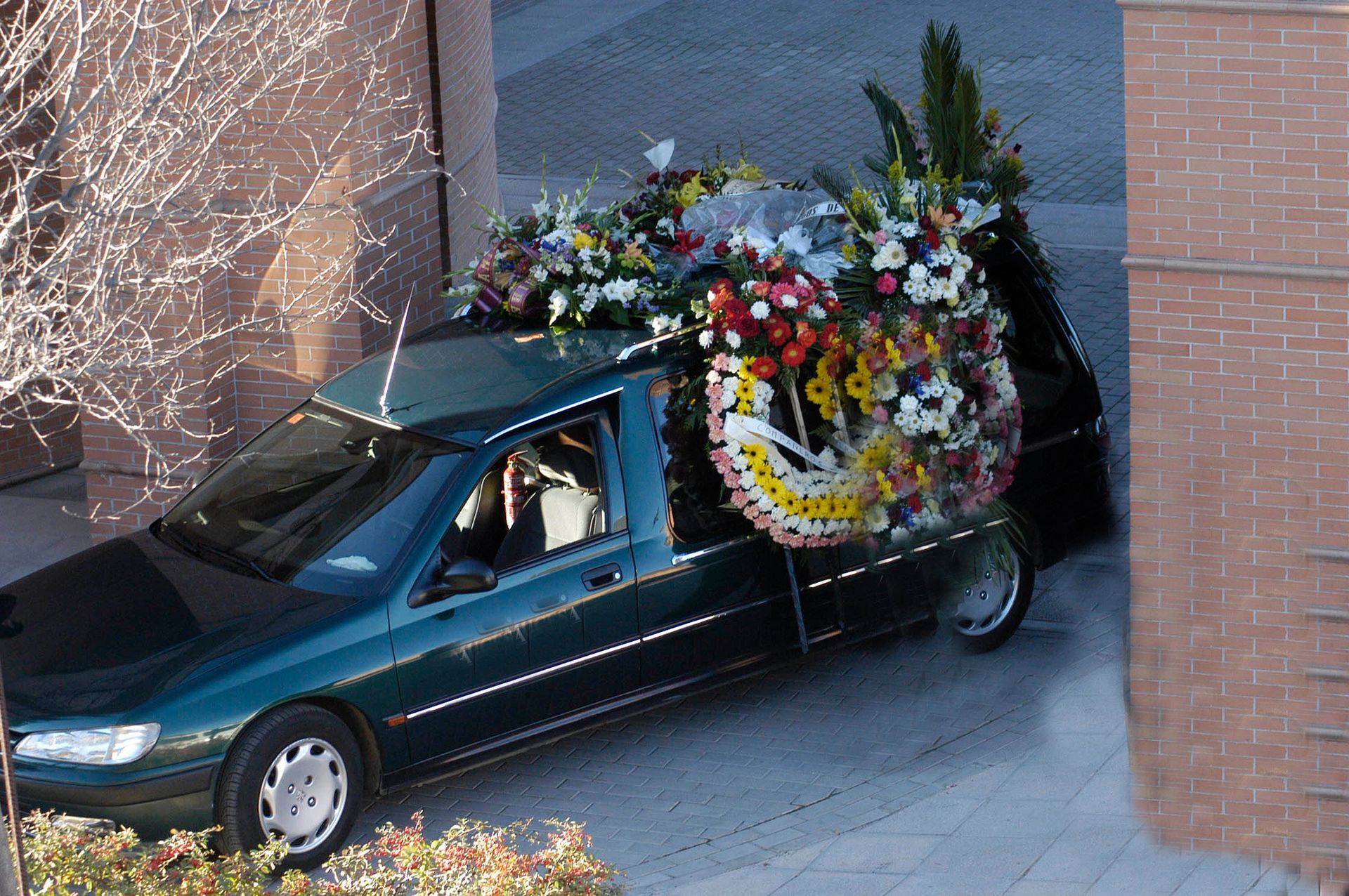 Un corbillard avec des fleurs