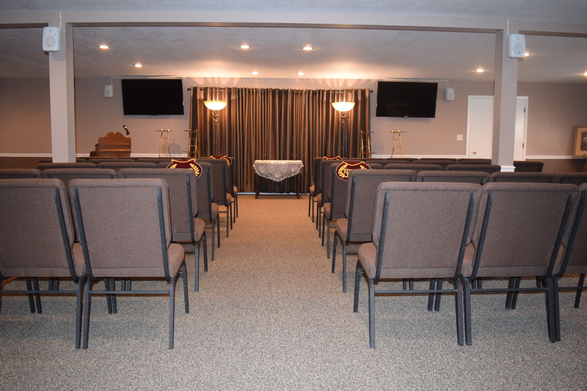 Une chambre funéraire avec des chaises