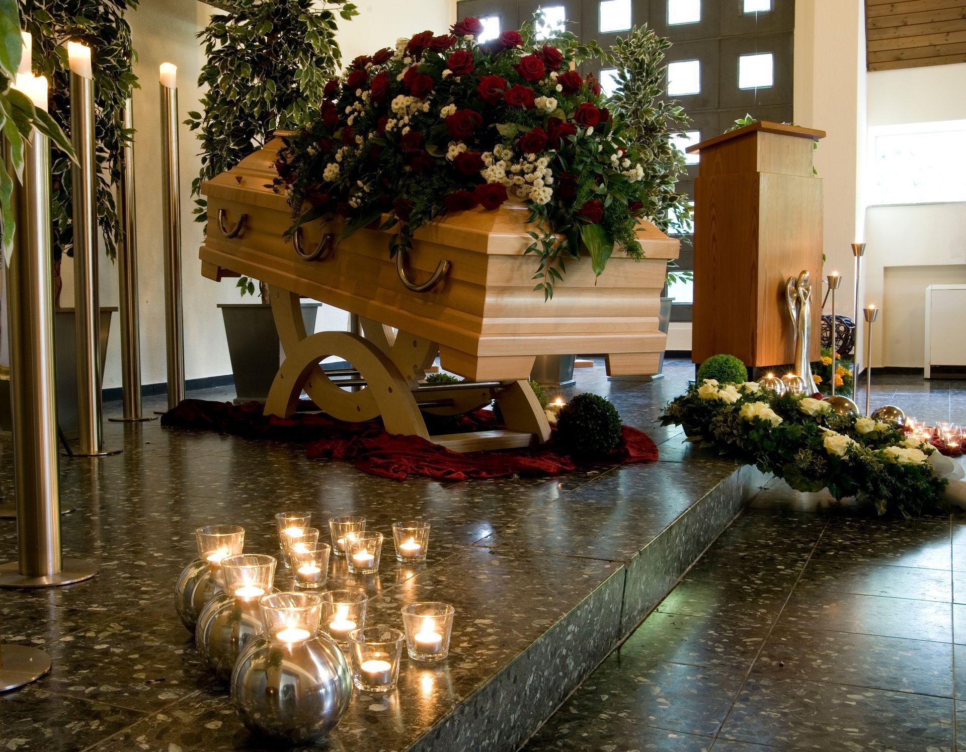 Un cercueil avec des fleurs et des décorations autour