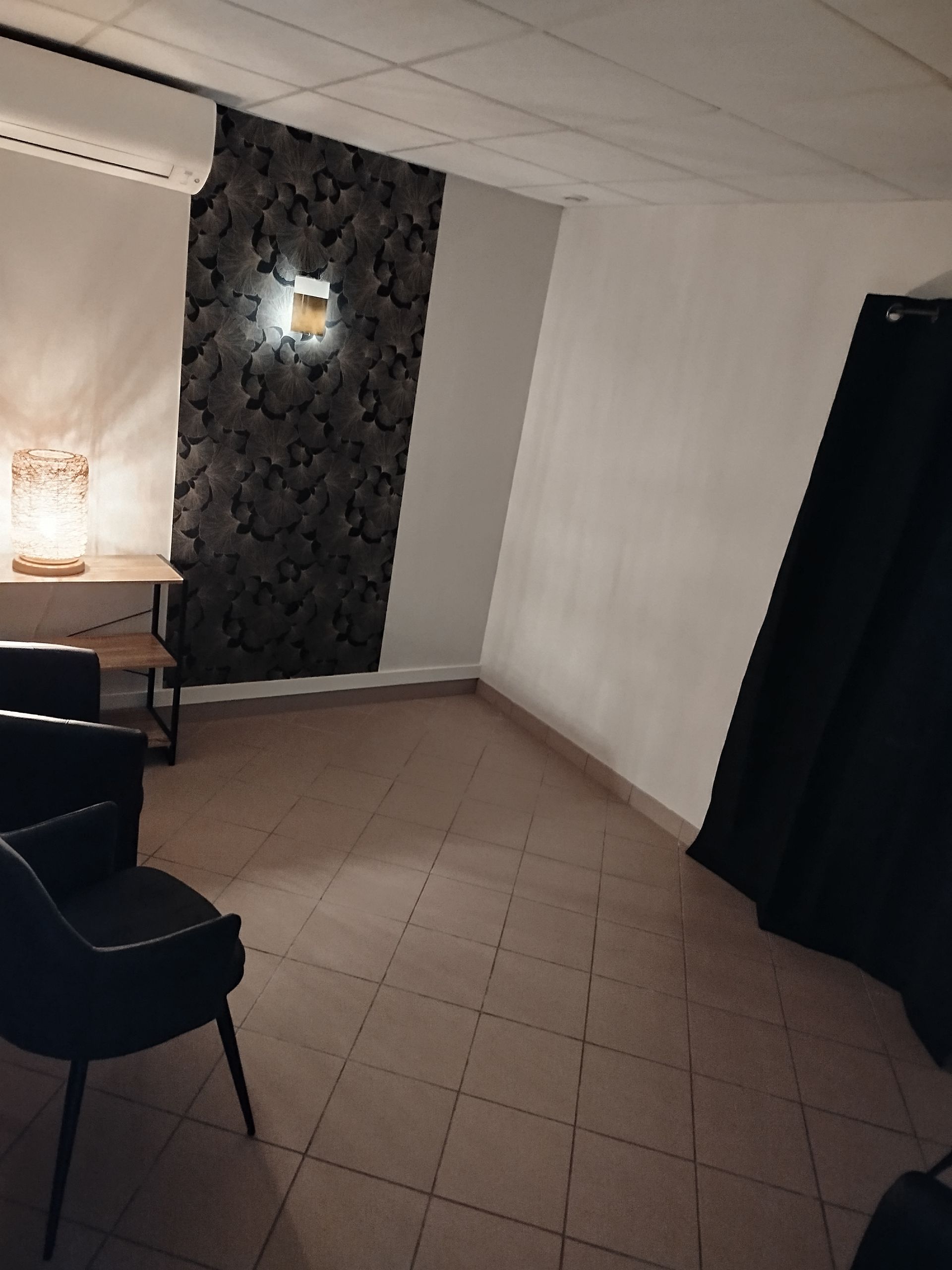 Une chambre funéraire avec des chaises