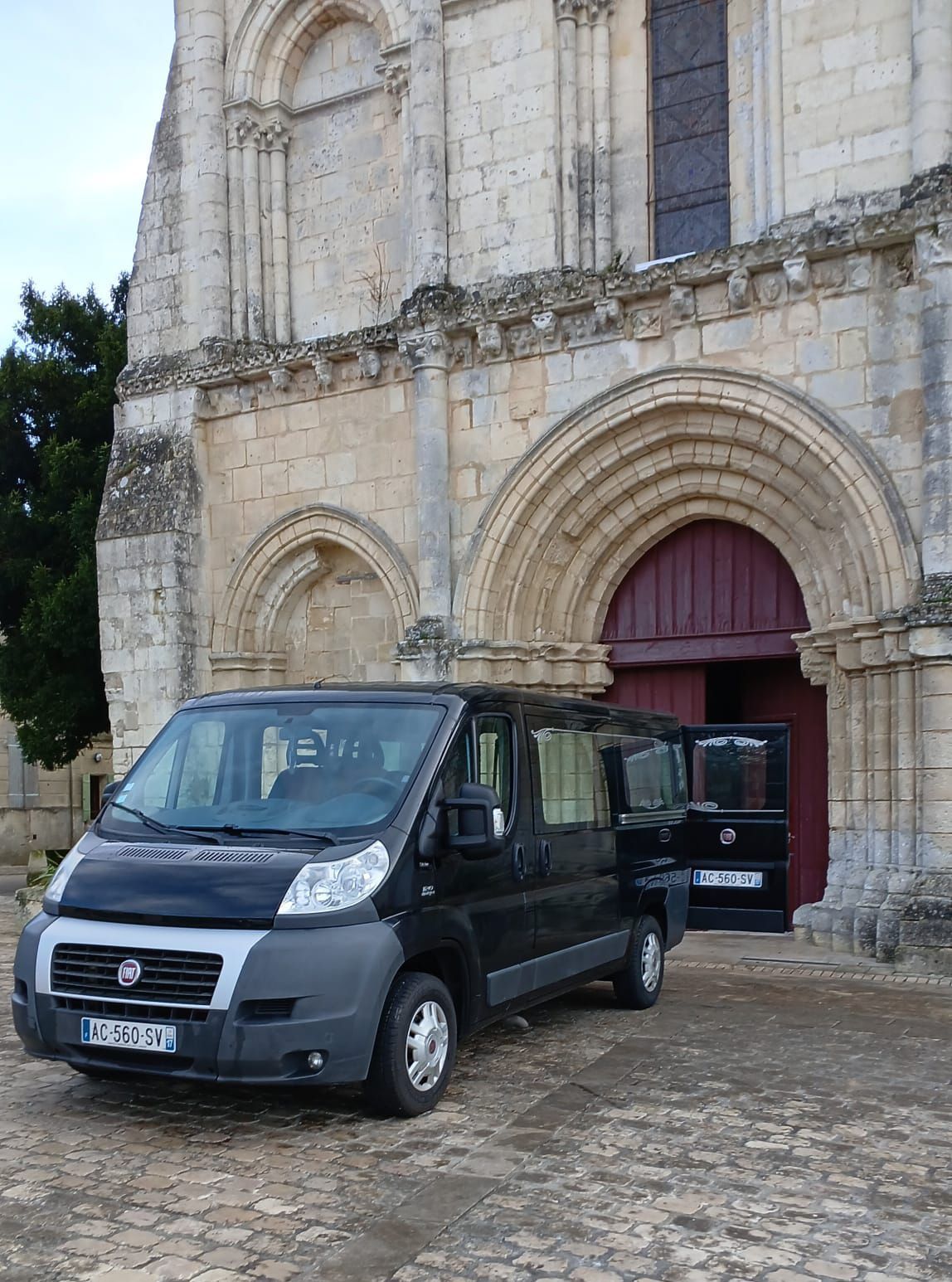 Corbillard devant l'église de Saint Savinien