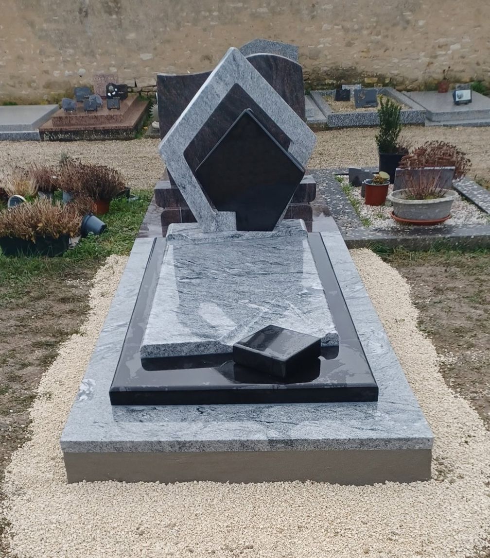 Un monument funéraire stylisé