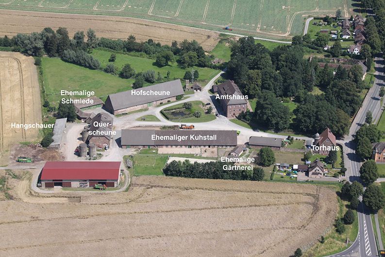 Eine Luftaufnahme einer Farm mit vielen Gebäuden und Bäumen
