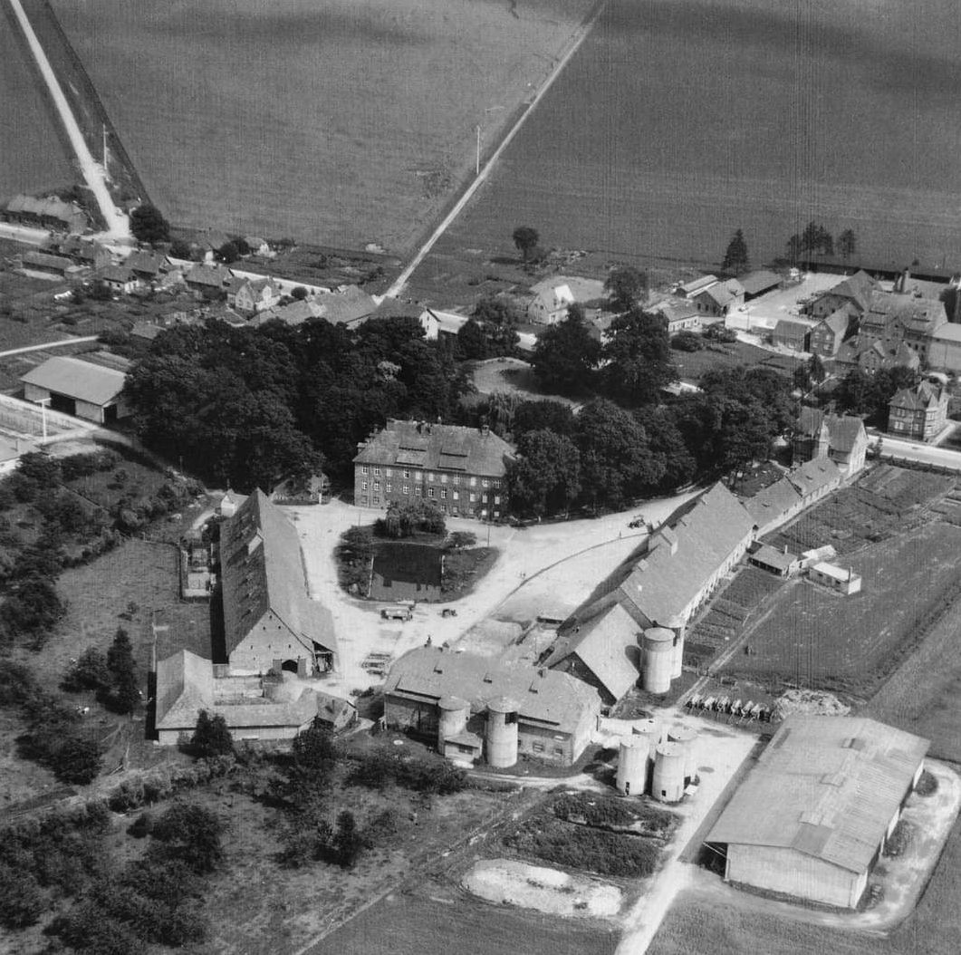 Eine Luftaufnahme einer Farm mit vielen Gebäuden und Bäumen