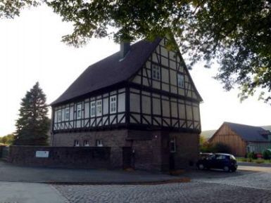 Ein Haus mit einem davor geparkten Auto