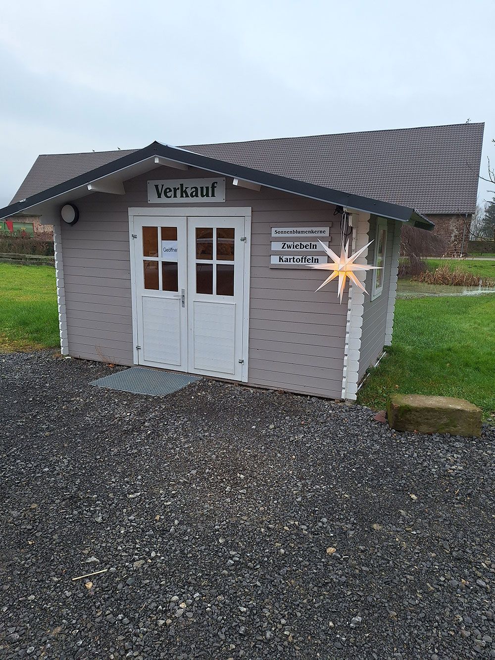 Am Ende einer Kiesauffahrt steht ein kleines Haus.