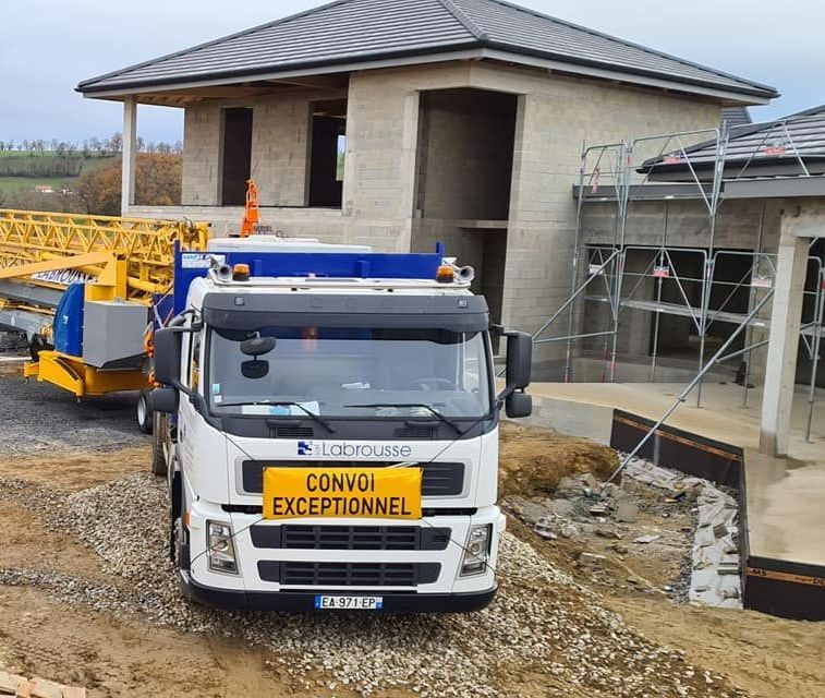 Camion de la SAS Labrousse pour la construction de maisons