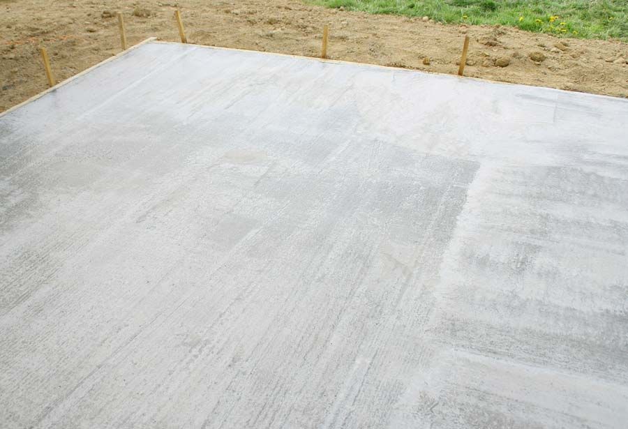 Construction d'un bâtiment industriel avec des échafaudages