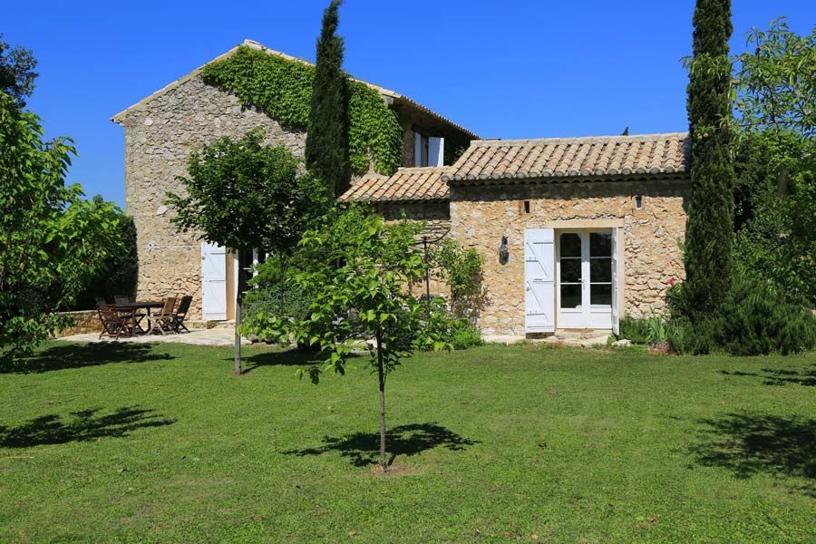 Maison en pierre dans la campagne
