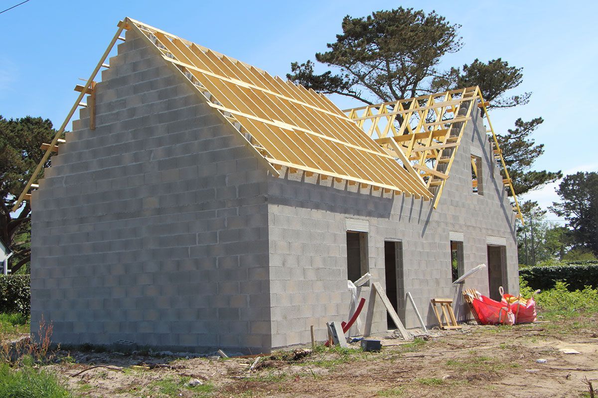 Maison en construction avec charpente en bois