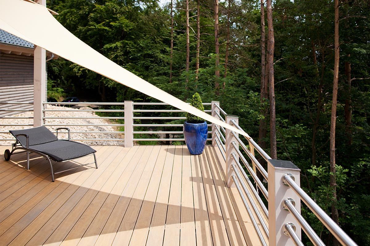 Terrasse en bois avec garde-corps en métal