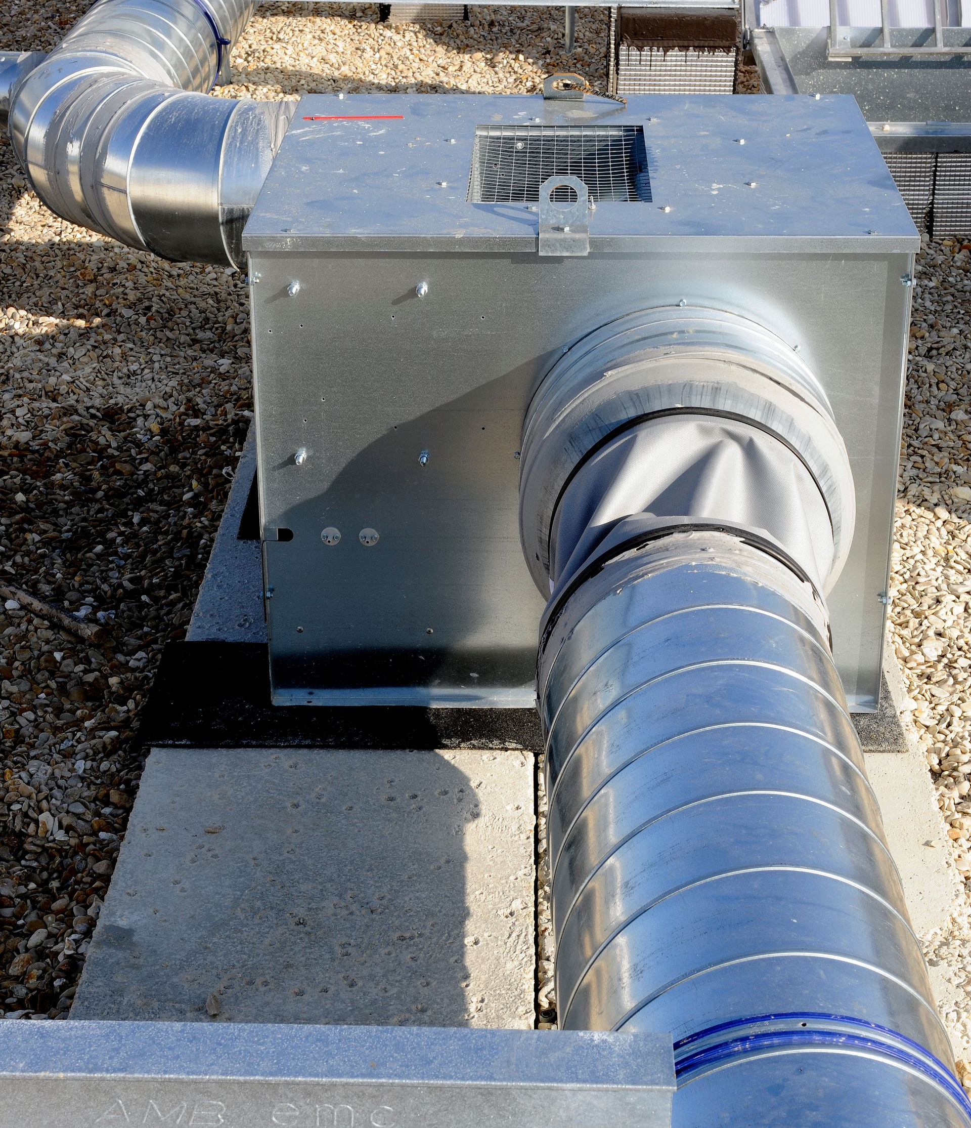Conduits et composants de VMC en métal galvanisé sur un toit.