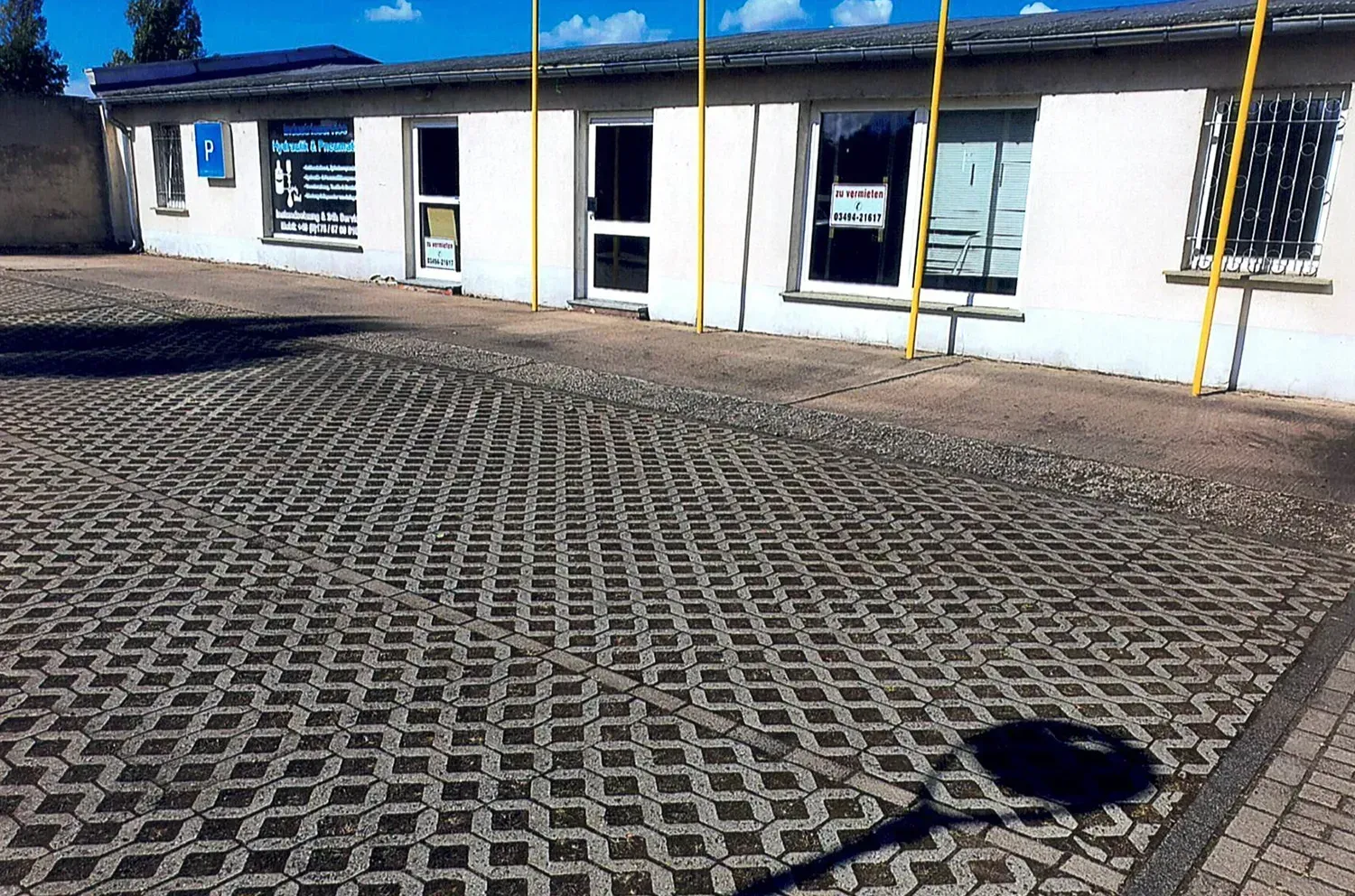 Ein Gebäude mit vielen Fenstern und einem Schatten auf dem Boden