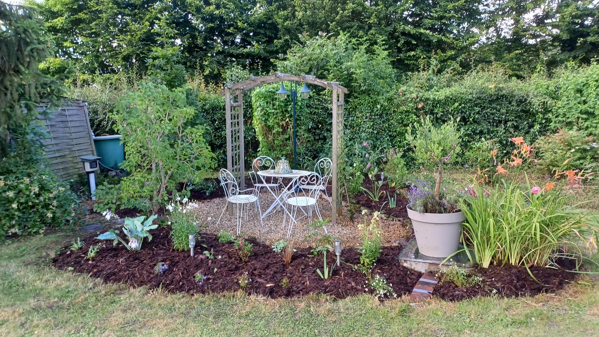 Table et chaises entourés de fleurs