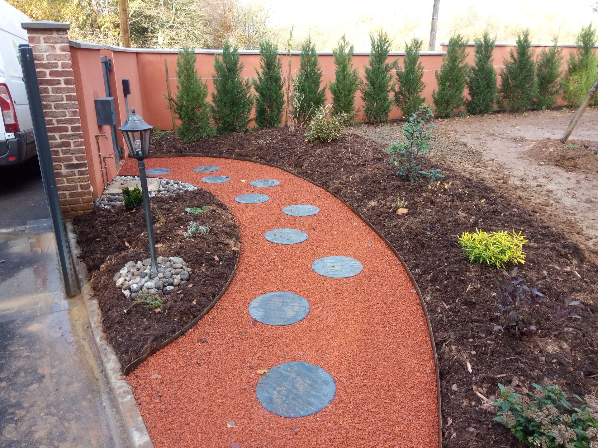 Un chemin décoré d'arbustes