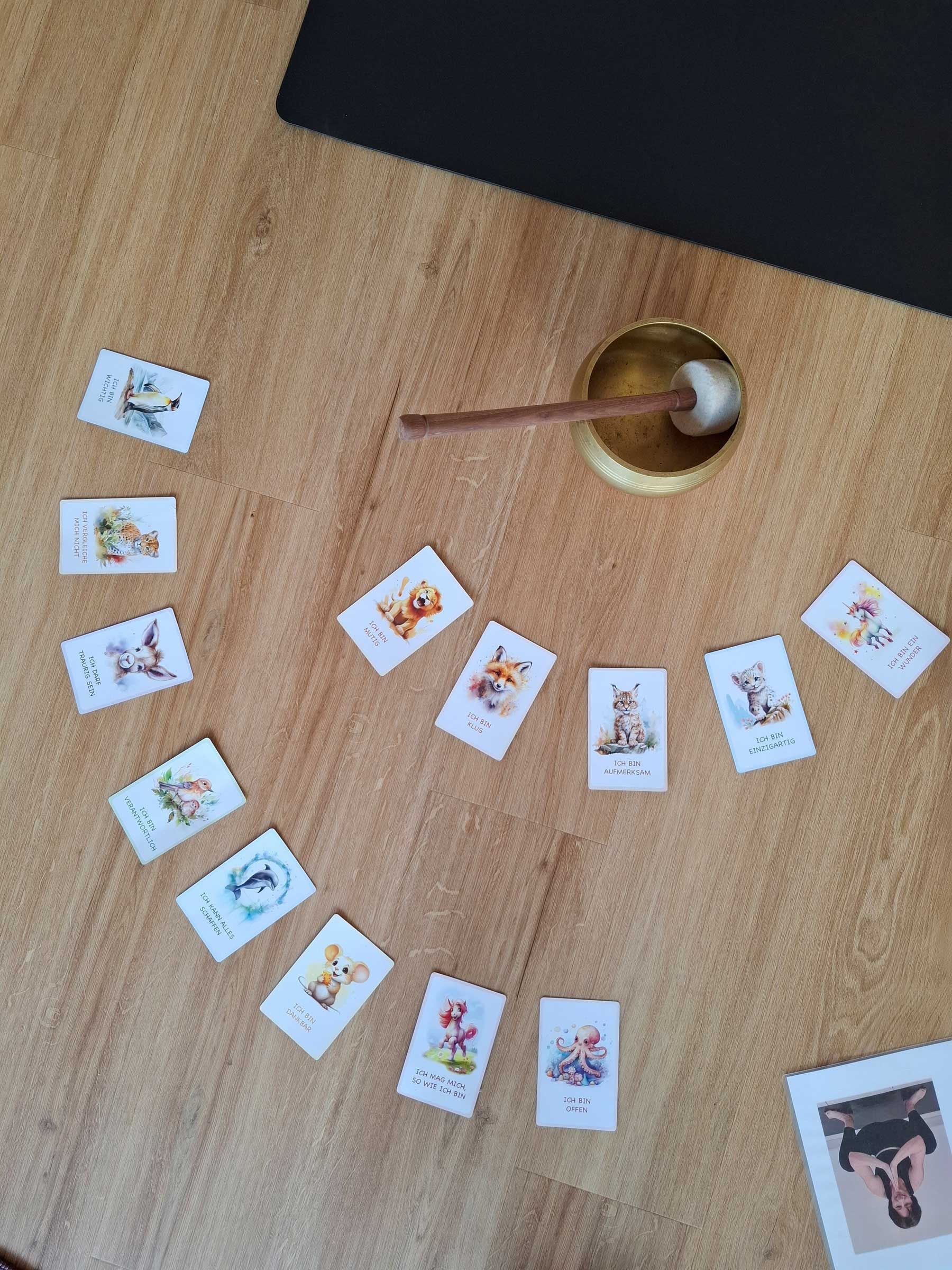 Ein Stapel Karten liegt auf einem Holztisch.