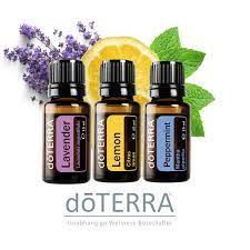 Drei Flaschen ätherische Öle von Doterra: Lavendel, Zitrone, Pfefferminze und Minze.