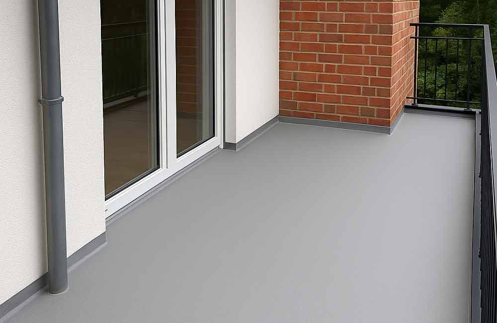 Grauer Balkon mit Backsteinwand und Glastür.