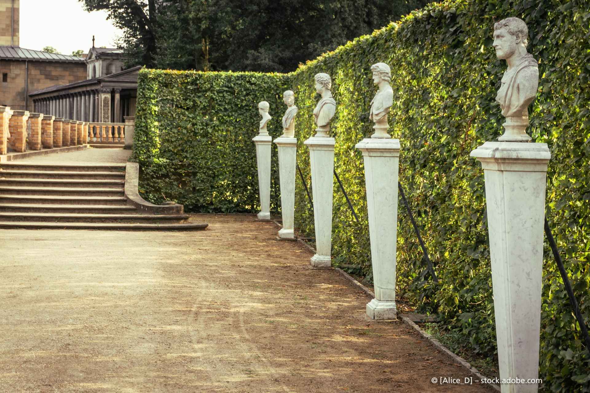 Grüne Hecke mit Statuen und gepflastertem Weg, Daniel Bianchin Bau-Garten Forst