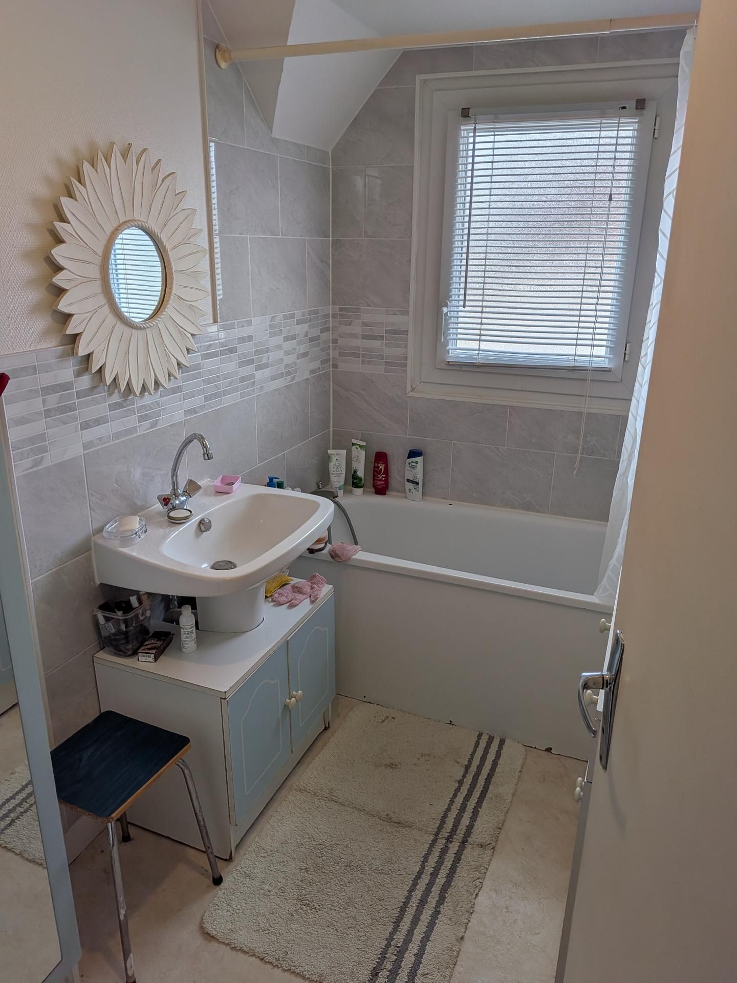 Une salle de bains avec du carrelage rénové.