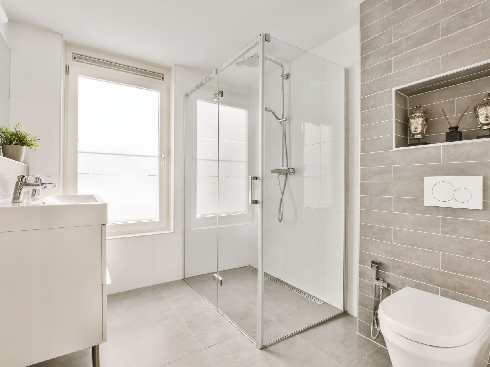Une salle de bains rénovée.