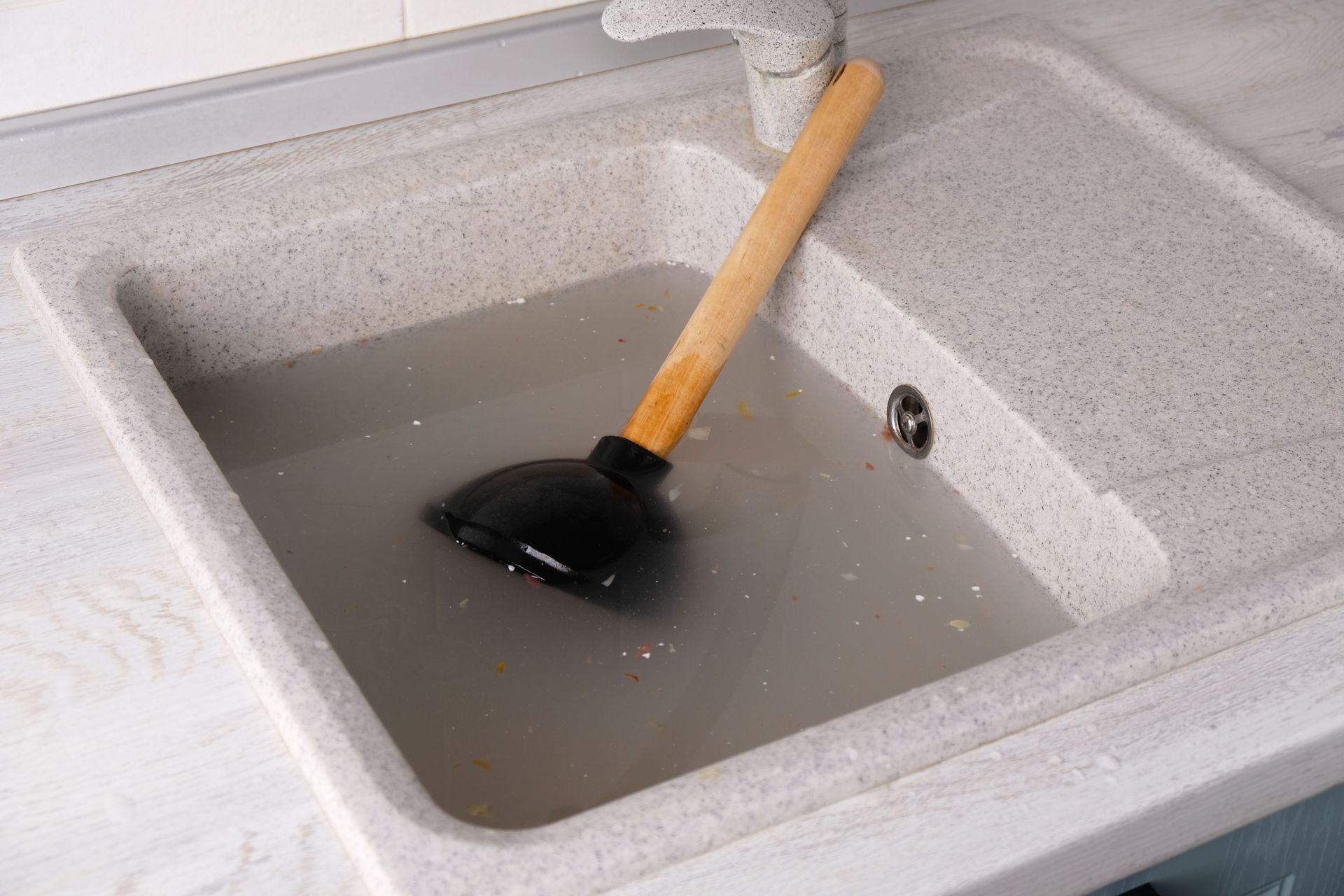 Un évier bouché avec une ventouse.