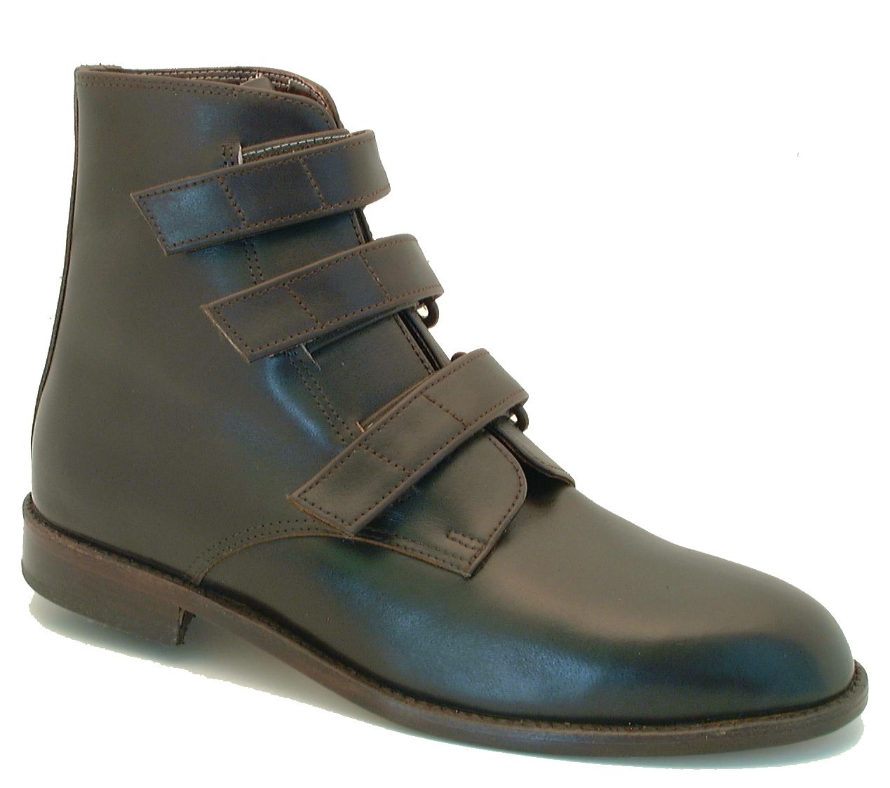 Bottine en cuir marron à trois brides Velcro et petit talon, présentée sur fond blanc