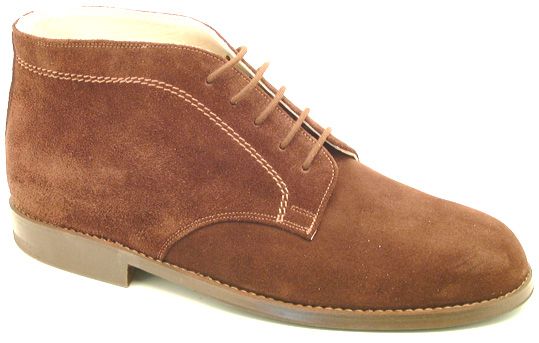 Bottine en daim marron avec semelle et lacets beiges, vue de profil
