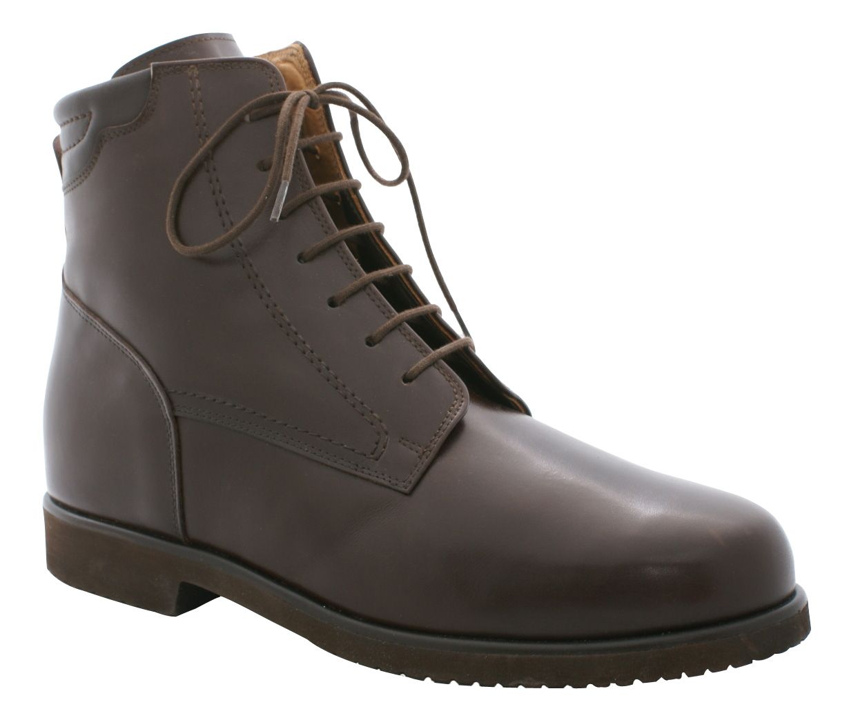 Bottine en cuir marron à lacets avec fermeture éclair latérale et semelle foncée sur fond blanc