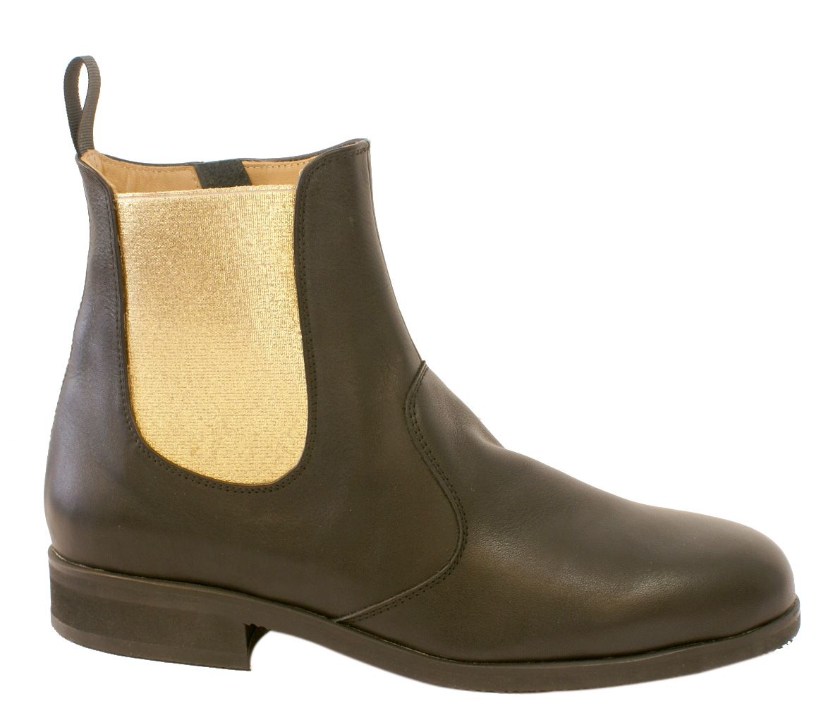 Bottine Chelsea marron avec empiècements élastiques beiges sur les côtés et languette au talon, sur fond blanc.
