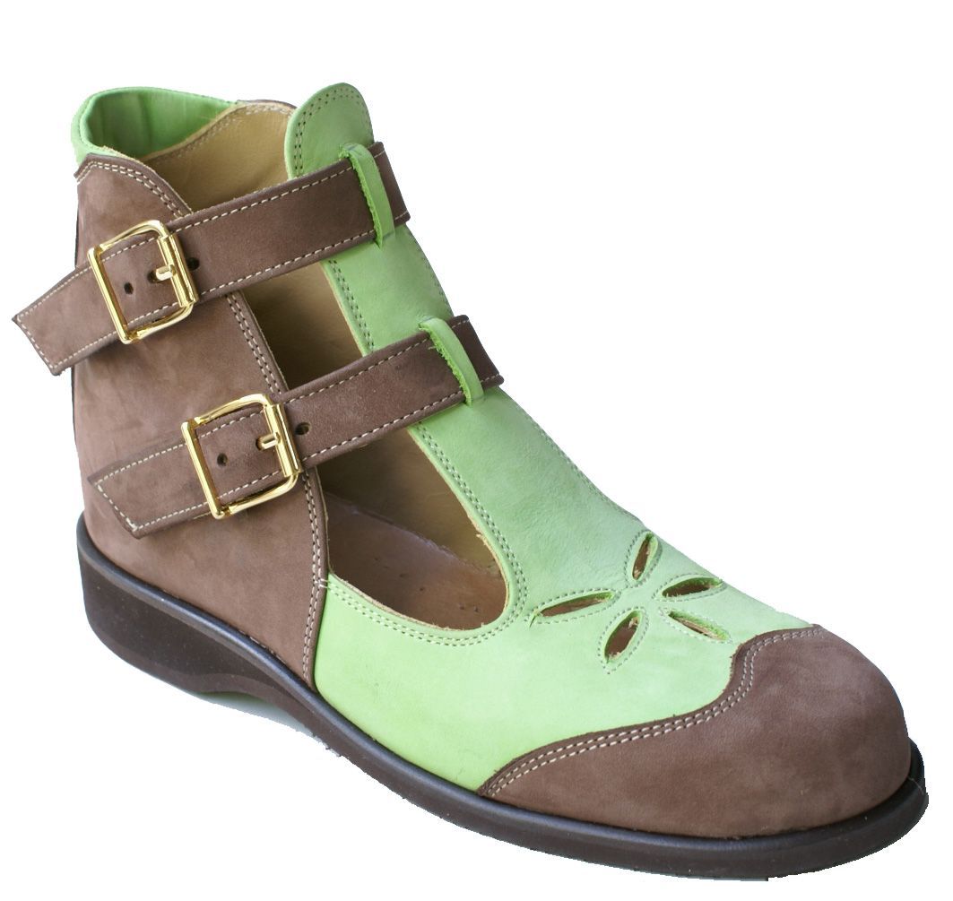 Bottine en cuir vert et marron avec deux boucles et découpes florales