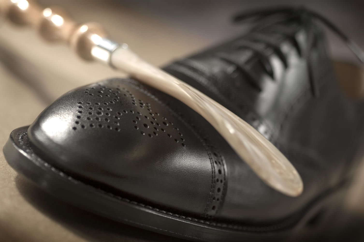 Chaussure habillée en cuir noir cirée avec un chiffon