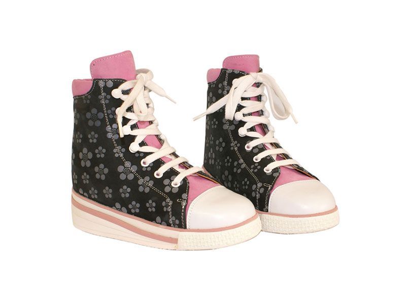 Baskets montantes noires à motifs floraux avec des touches de rose et des lacets blancs sur fond blanc