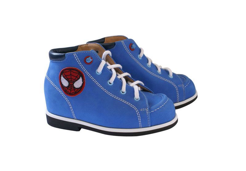 Chaussures bleues Spider-Man pour tout-petits, avec lacets blancs et semelles marron, sur fond blanc.