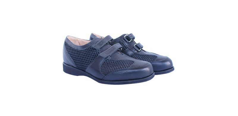 Paire de chaussures habillées à lacets en résille bleu marine sur fond blanc