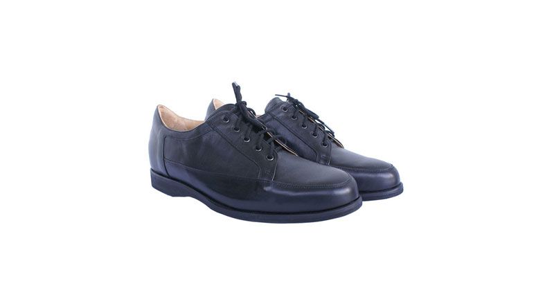 Paire de chaussures habillées bleu marine sur fond blanc