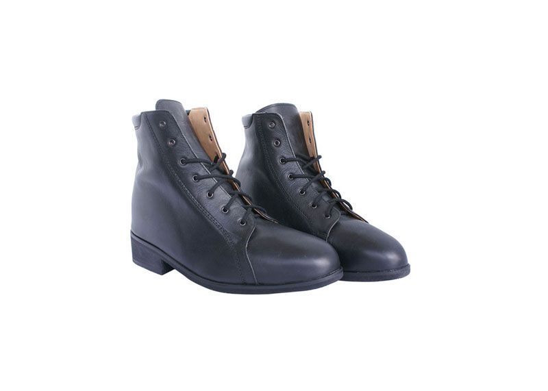 Paire de bottines noires à lacets en cuir avec talons compensés sur fond blanc