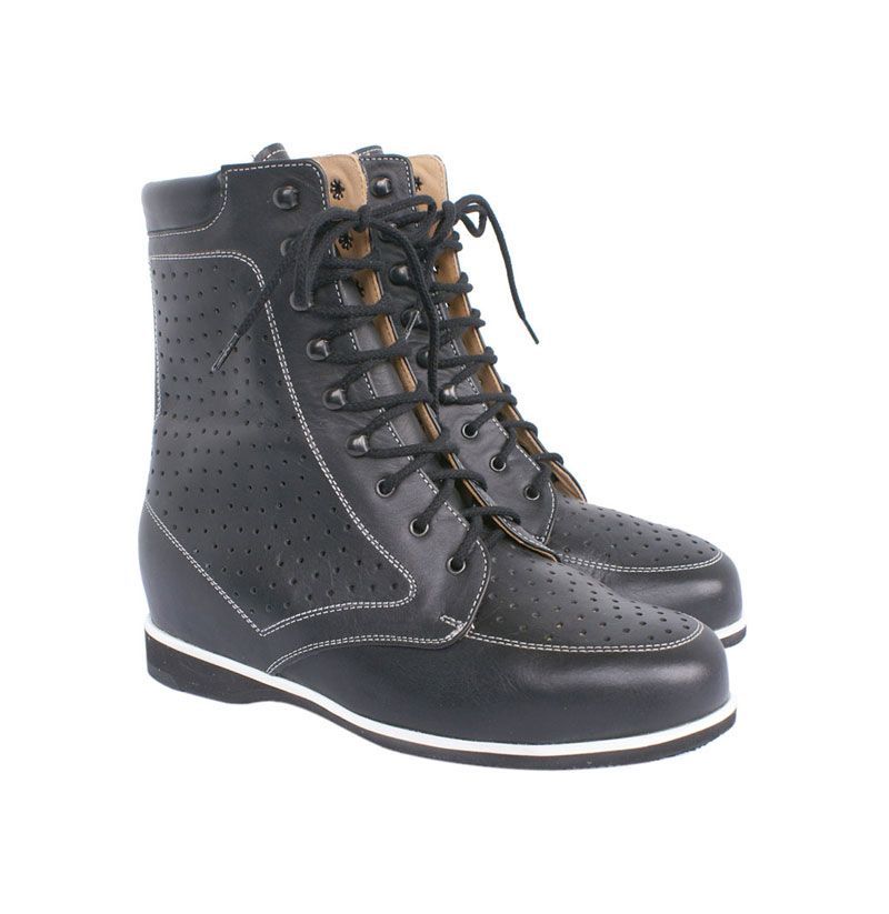 Bottes de randonnée noires à lacets avec détails marron au niveau du col, présentées sur fond blanc