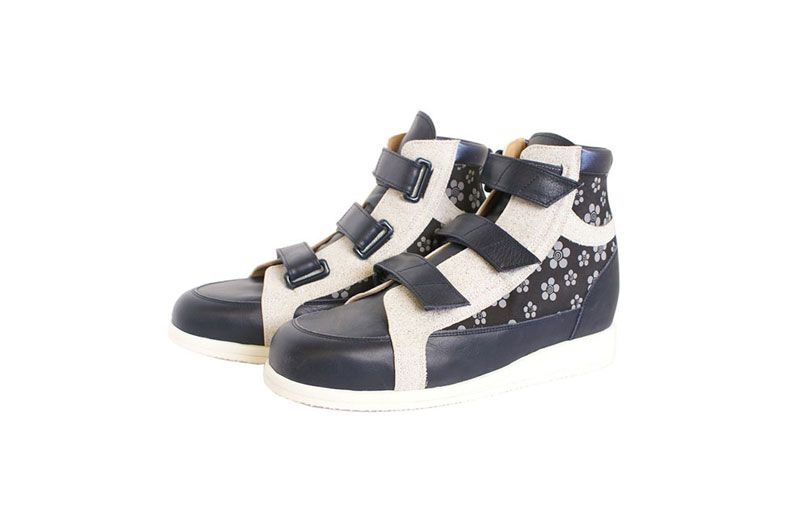 Paire de baskets montantes bleu marine et blanches à motif d'étoiles sur fond blanc