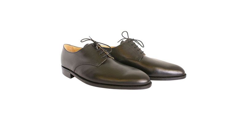 Chaussures habillées en cuir marron à lacets sur fond blanc