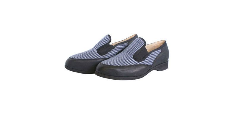 Paire de chaussures bleues à enfiler avec semelles noires sur fond blanc