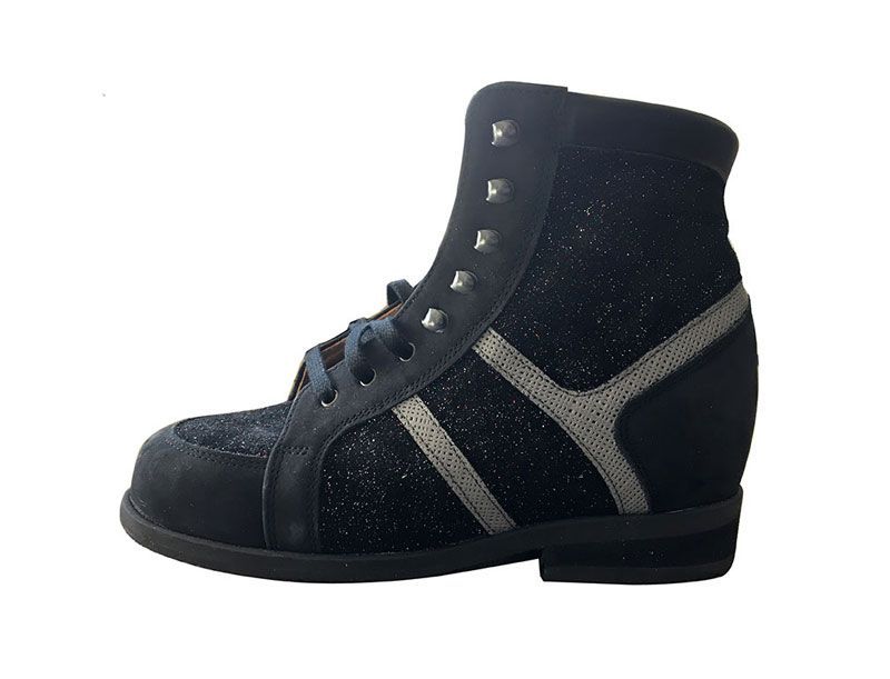 Bottes montantes noires avec détails argentés et fermeture éclair latérale, présentées de profil sur fond blanc.