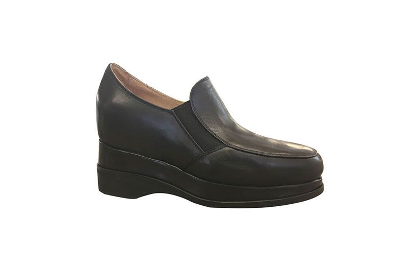 Mocassin compensé noir sur fond blanc