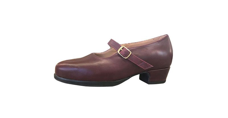 Chaussure à bride et petit talon en cuir marron pour femme sur fond blanc
