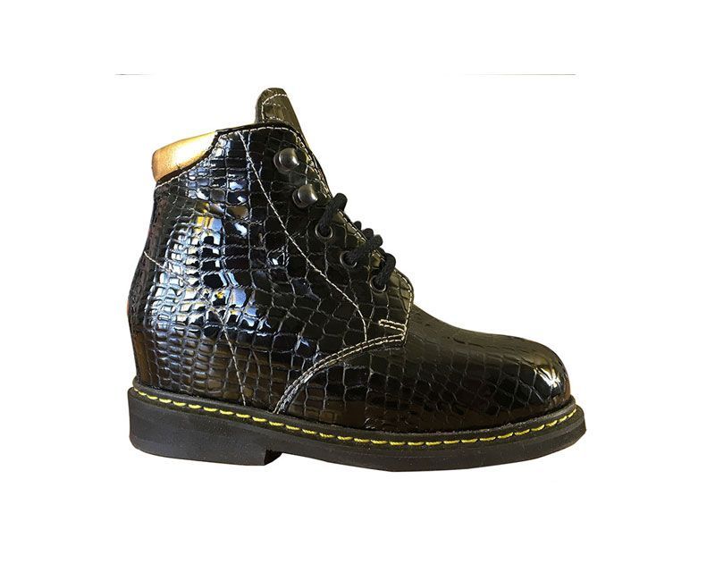 Bottine à lacets noire à motif crocodile avec surpiqûres jaunes sur fond blanc